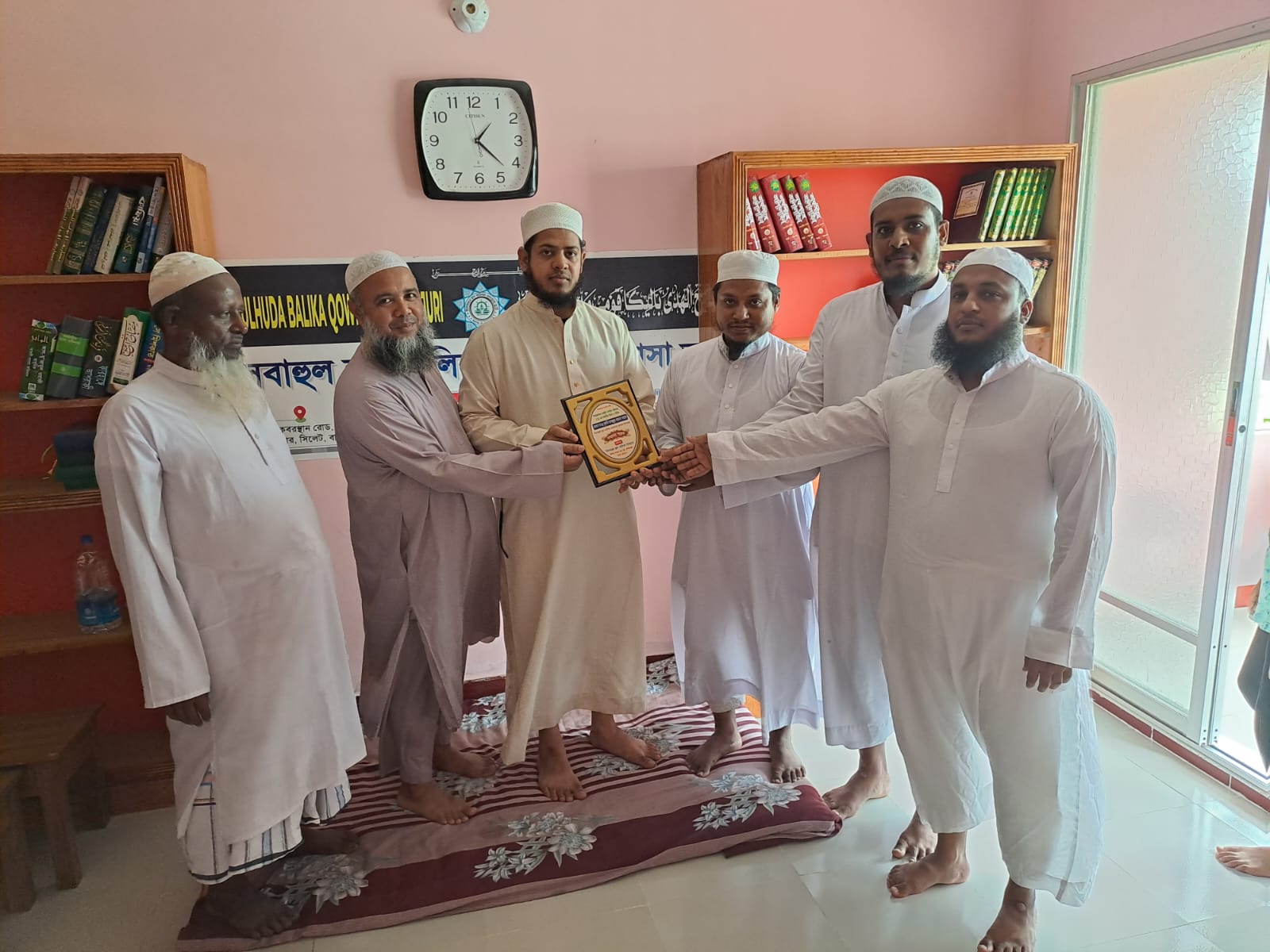মিসবাহুল হুদা বালিকা মাদরসার পক্ষ থেকে সম্মাননা নেওয়ার সময়